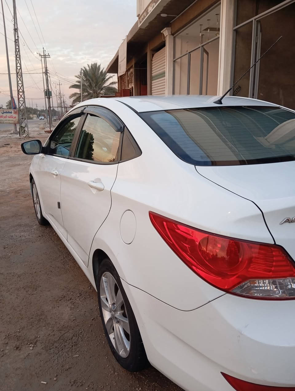 السلام عليكم ورحمه الله وبركاته
اكسنت موديل 14 فول مواصفات 
مكينه 1600
تحكم 
شاشه 
دك خلفي امامي 
ويل اصل 
اشاير مري 
رقم بغداد دولي بسمي 
السياره مكفوله من الصبغ والتبديل فقط بارد بسيط 
السعر 105 
 ‏‪0773 648 0067‬‏
