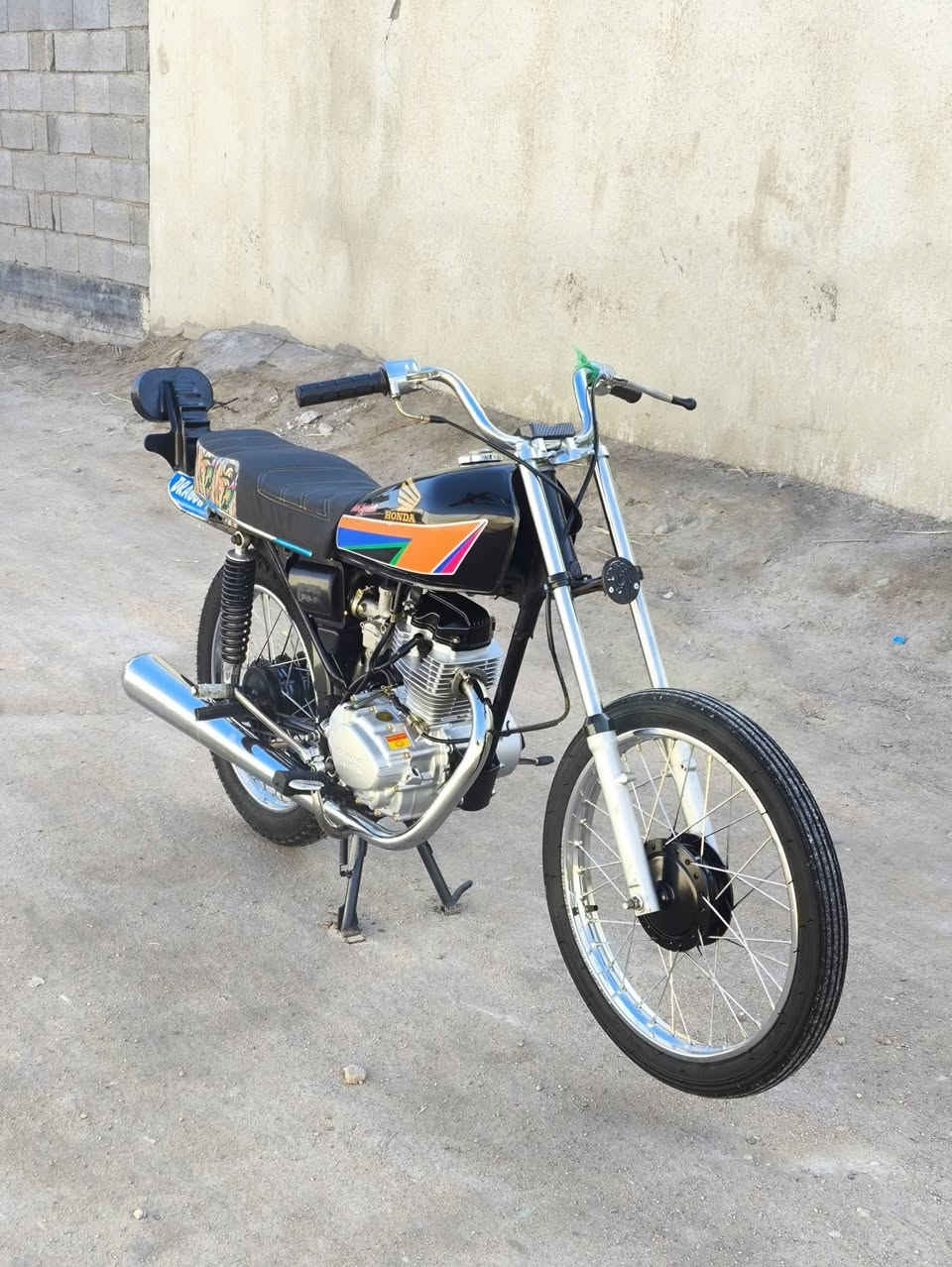 سلام عليكم دراجه سيجي نامه ادوات كلك تعمير25 صالهاا شهر من معمره دراجه شلعه ومعدل وفصله دراجه  كفاله سعر700 وبيها مجال قليل حگ الجيه  (البصره كرمه علي )***********
