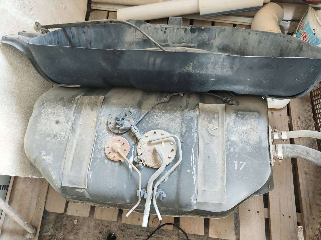 السلام عليكم للبيع خزان وقود احتياطي كامل هو والطوافة مال برادو موديل 2008 ستة سلندر  السعر 300 دولار العنوان بغداد للاستفسار اكثر مراسلة الصفحة اوالاتصال على الرقم ***********
