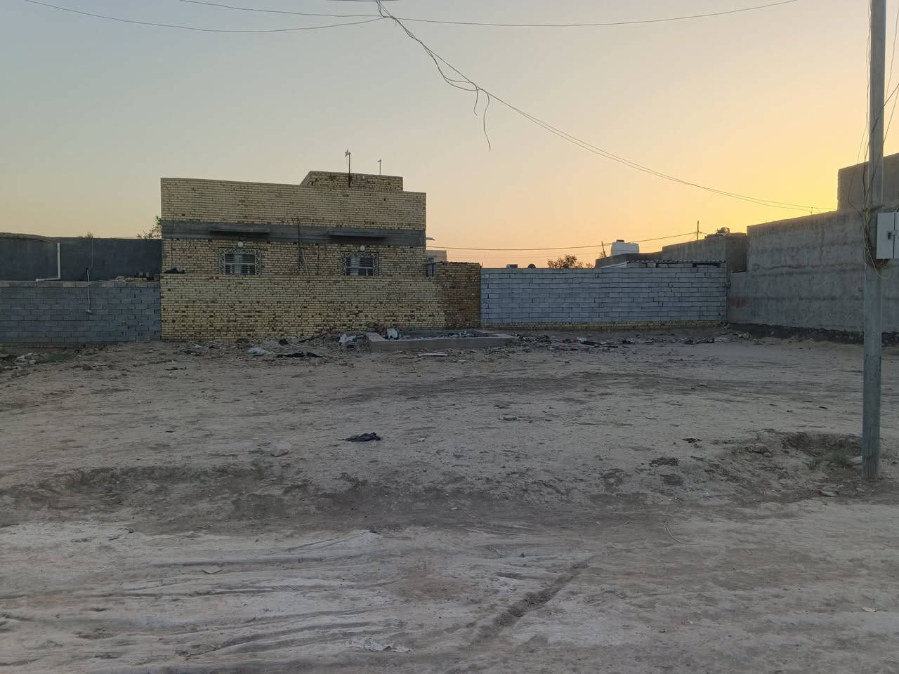 سلام عليكم 
قطعه ارض زراعيه في قريه علي غازي قرب سيطره البزل الرئيسي غرفه وحده مدكوكه كونكريت والباقي مدفون وجاهز للاستفسار اتصل على الرقم ‏‪***********‬‏

