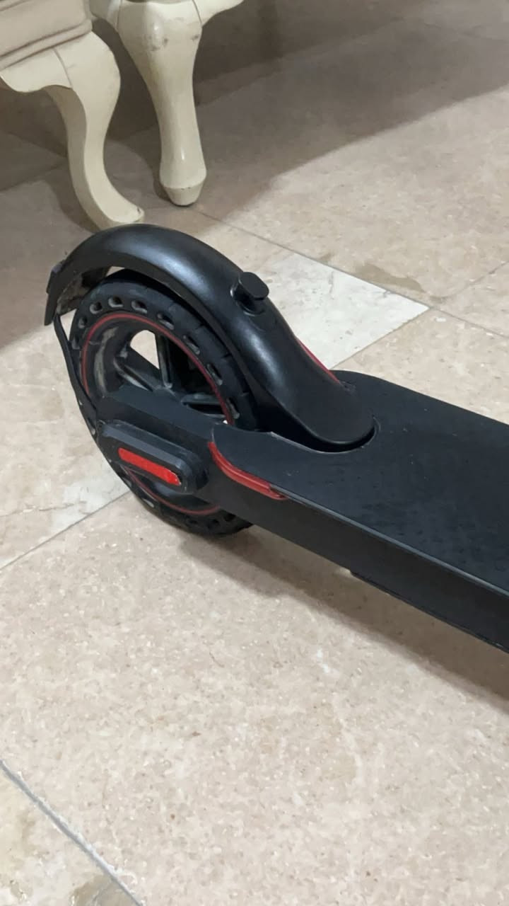 السلام عليكم
سكوتر كهربائي Nitro  مشتريه من تركيا و بطاريته ضعيفه تحتاج تبديل صوره موجودة بالمنشور 

شاحنته موجودة السعر ٢٠٠ الف دينار وبي مجال
هـ/***********
