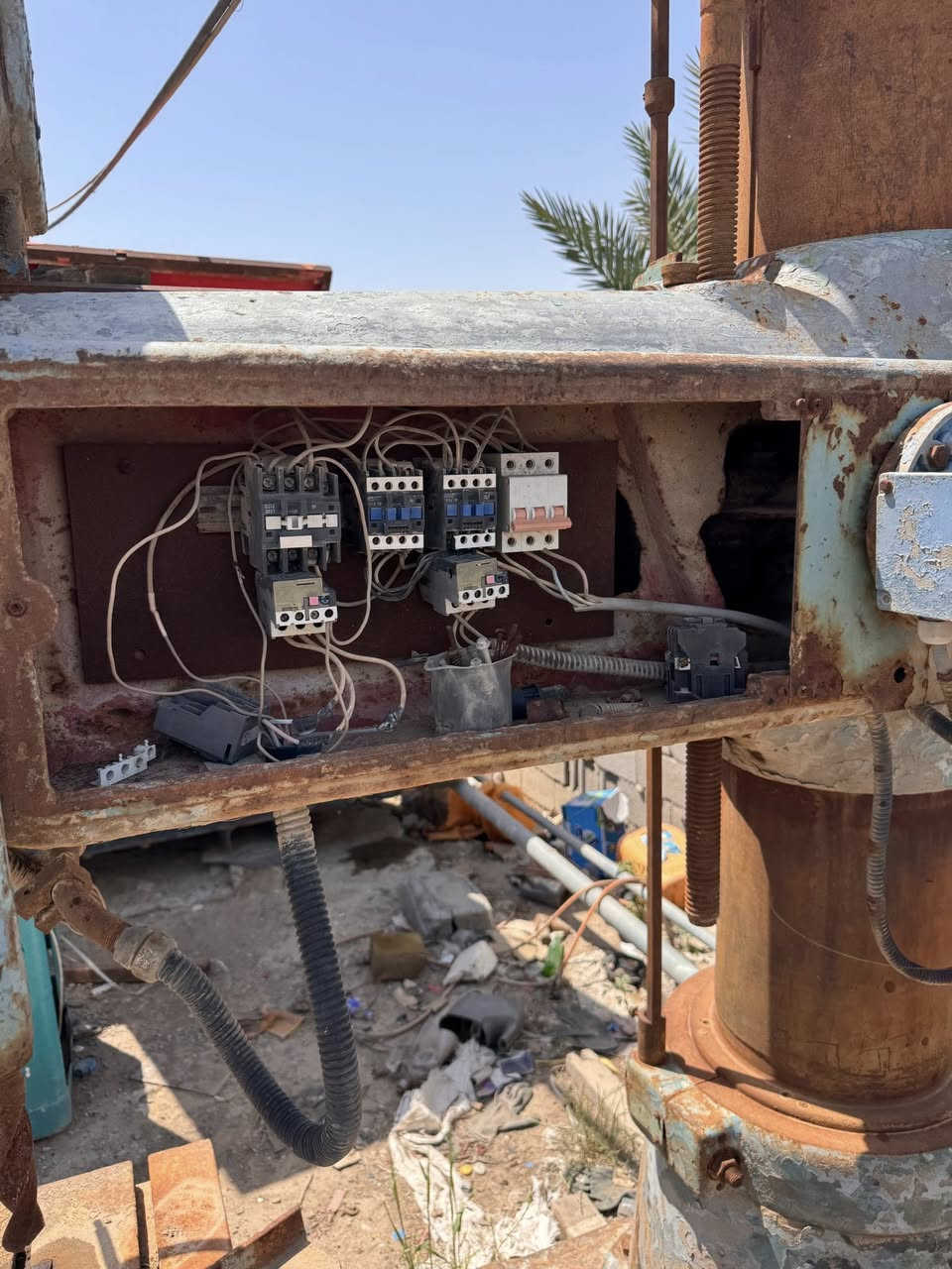 للبيع دريل حجم كبير جدا
3فيز 
شغال جاهز
العنوان الناصرية قضاء الفجر
للاستفسار***********
***********
