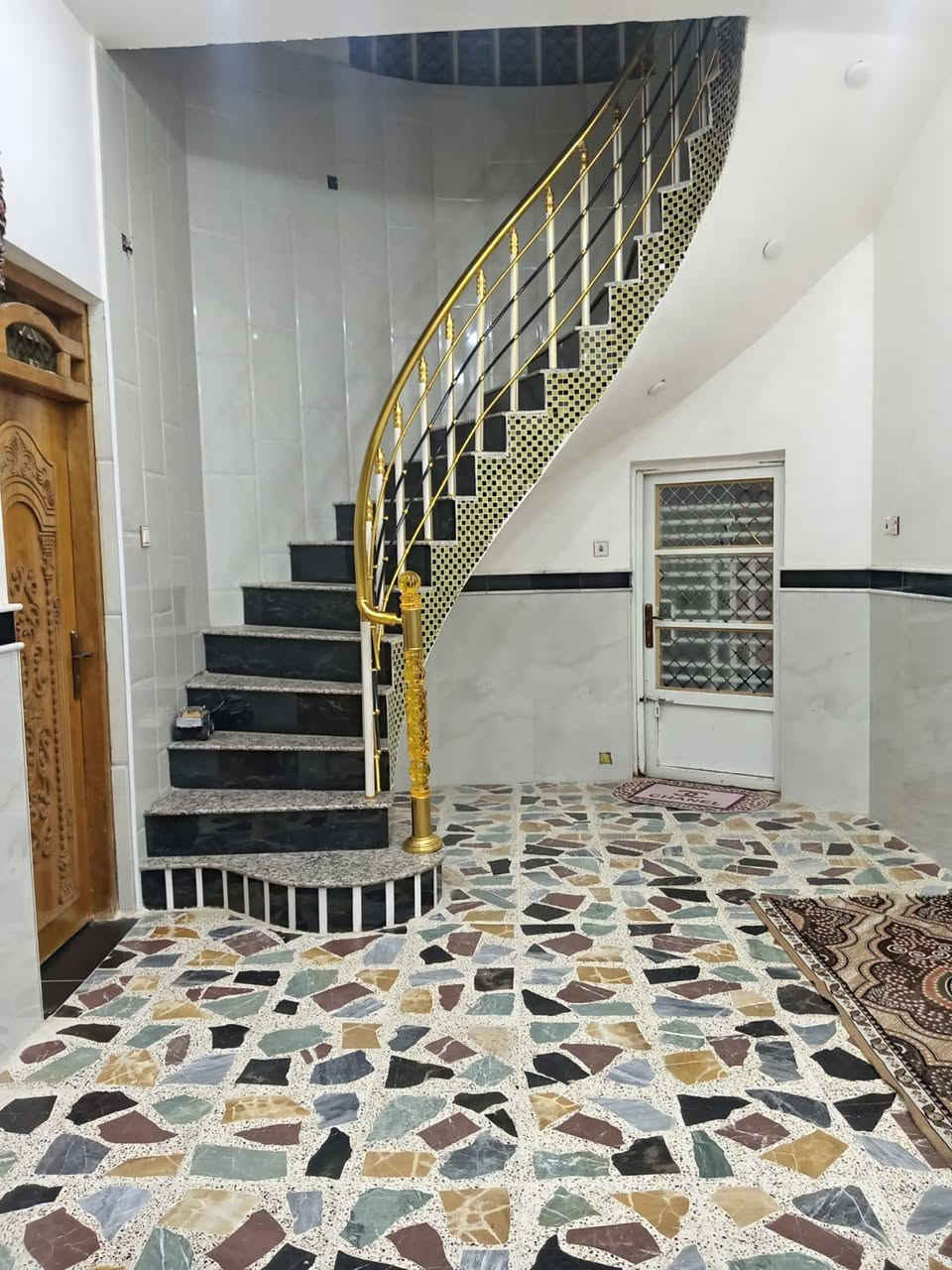 دار للبيع في حي الجوادين ركن المساحه ١٥٥ م طابو صرف تحويل ثاني يوم بناء حديث سنة ٢٠٢٣ كونكريت مسلح غرفتين نوم و صاله و استقبال و مطبخ و صحيات للاستفسار الاتصال على الرقم ***********
