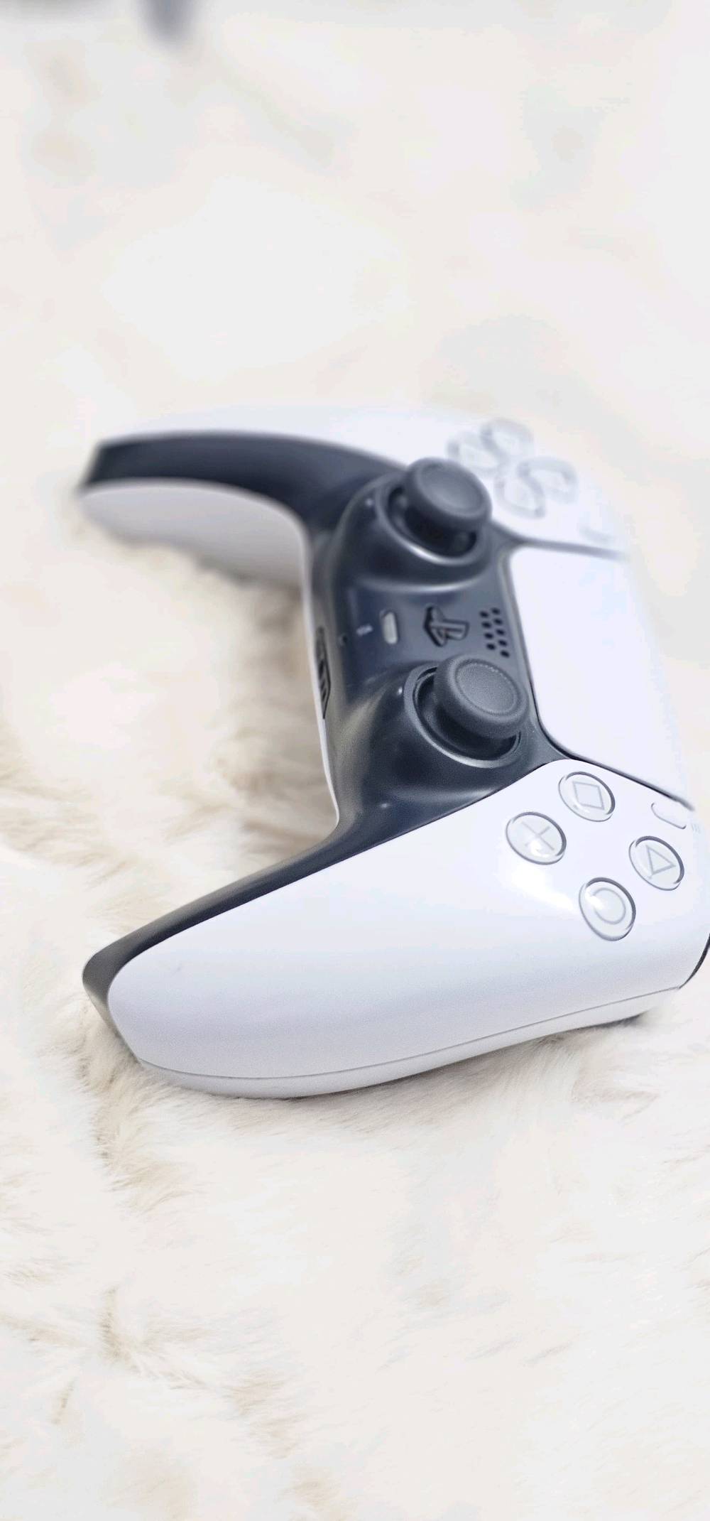 جوستك بلي 5 الاصلي استعمال قليل جدا ، مع كارتونه 
ps5 controller used like new.