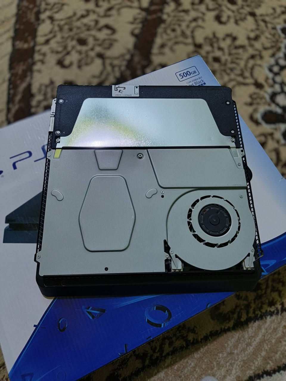 بلي فور سلم أسود ويا يده وحده وقرص فيفا 24 آلجهاز آخر إصدار توه شتريته من المحل سعره250 وبي مجال قليل مكاني بصره حيانيه شارع سيد رقمي ***********
