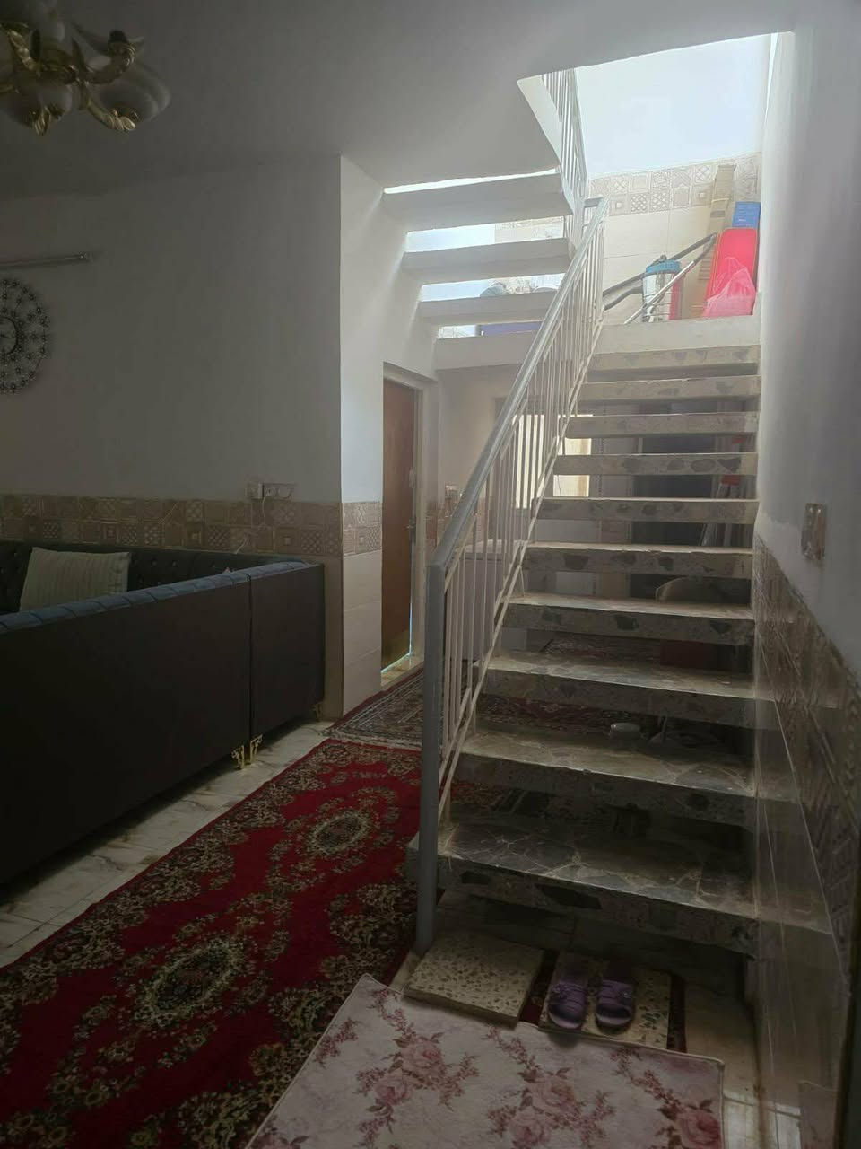 دار ٢٥٠ م طابو صرف بطريق بغداد قرب الجبهة التركمانية نظيف ومعمر طابق ونص ثلاث غرف نوم واستقبال وهول ومطبخ كلة سيراميك مع الحمامات غربي وشرقي وكراج  للسيارة مع حديقة بسعر ٢٧٥ مليون***********
