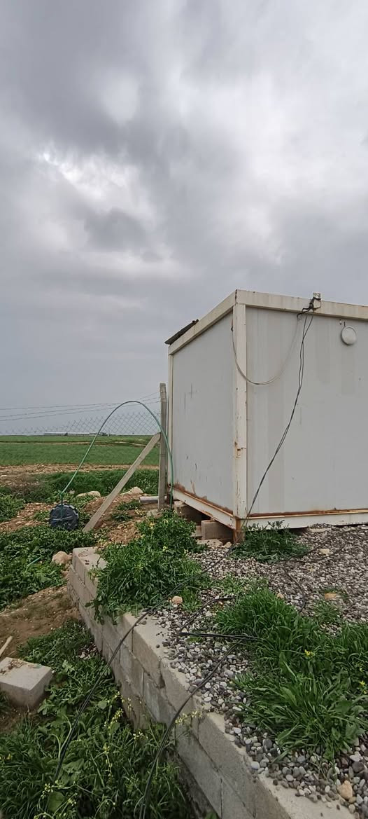 سلام عليكم
كرفان للبيع غرفتين مشتملات مابي اي نقص شرط بدون خيسان ارضيه جديده السعر 20$ الاستفسار الاتصال على***********
