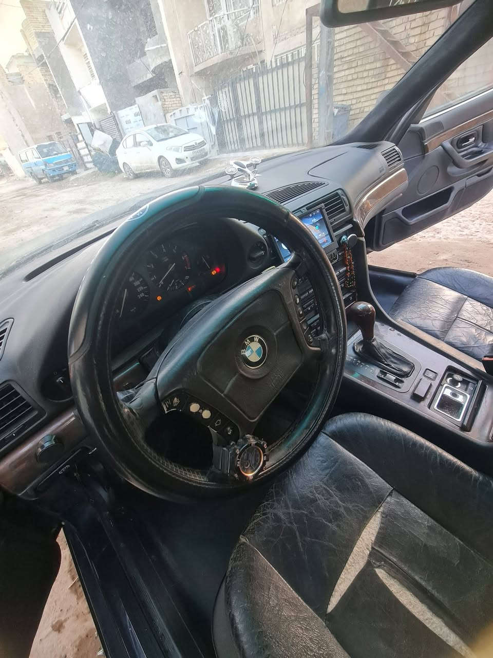 سلام عليكم 
بي ام دبليو 740  
موديل 98
 8سنلدر 
مكينة وكيرخير من الله شعلة ومعدل 
كهربائيات شغالات
صدر أمامي خلفي جديد 
السيارة مشروع وطني 
نضافة الكشر 75%
اشاير . عالي ناصي كلة شغال 
تتايرات جدد
دهن اول بأول 
سيارة كلش حلوة تجي وشوف بعينك 
ولشراي يشلع عيوني السعر 53وبيها مجال 
مكاني بغداد قرب علوة الرشيد ***********
متواجد بكل وقت
