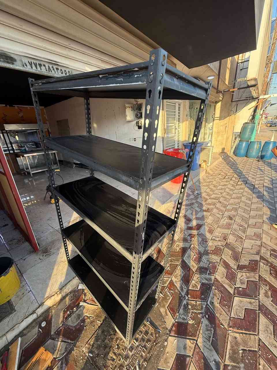 سلام عليكم عندي ميز سل ستيل 
وعندي ميز ع شكل رف يحتوي 5رفوف 

رقمي /‭0789 149 5815‬

سعر 250 وبيهن مجال
