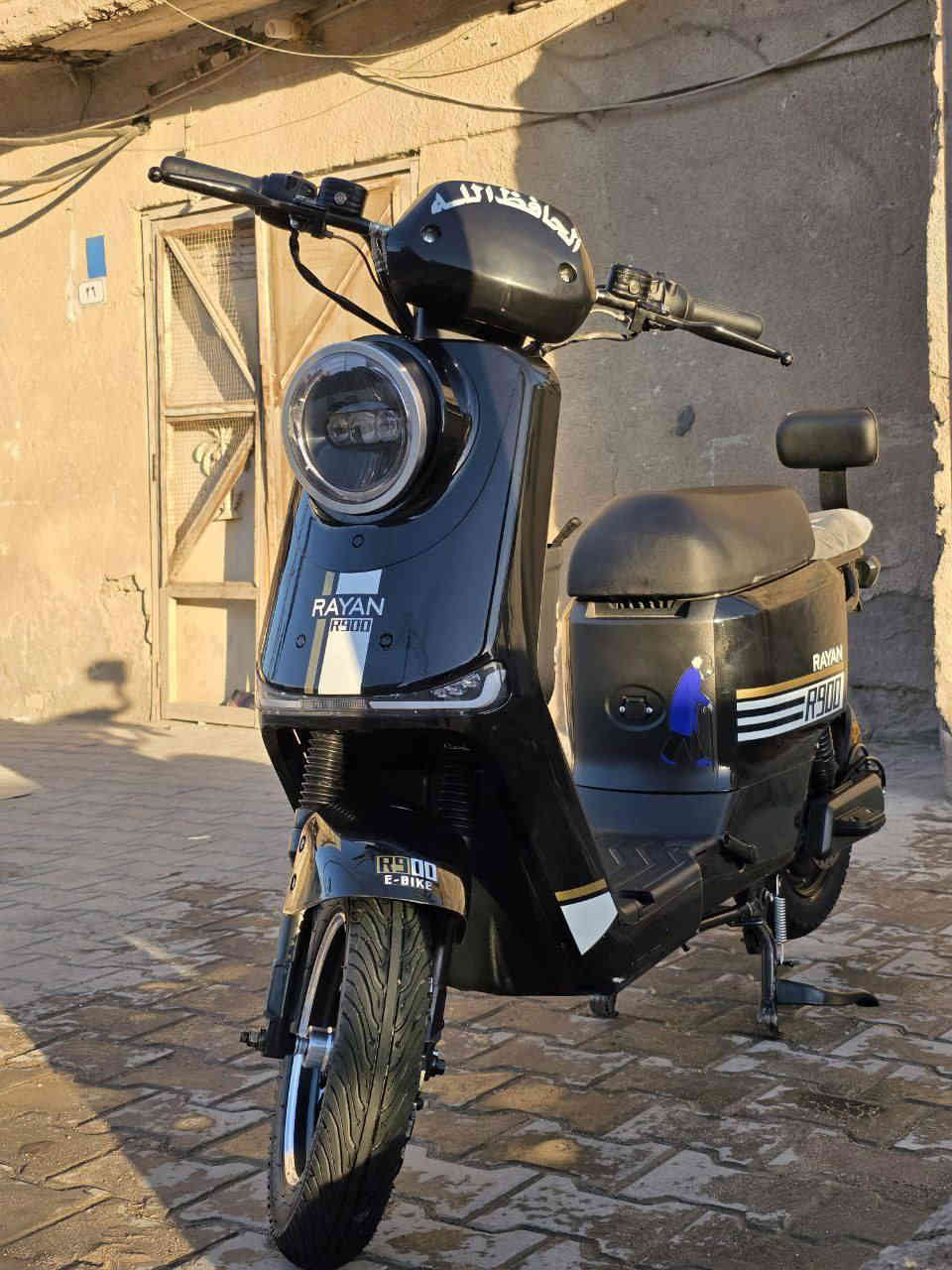 سلام عليكم دارجه شحن البيع 
اسمه R900
خمسه باتري 
دراجه نضيفه 
سعر خاص 
رقمي ***********
عنواني الحيانيه المدينه الطاك
