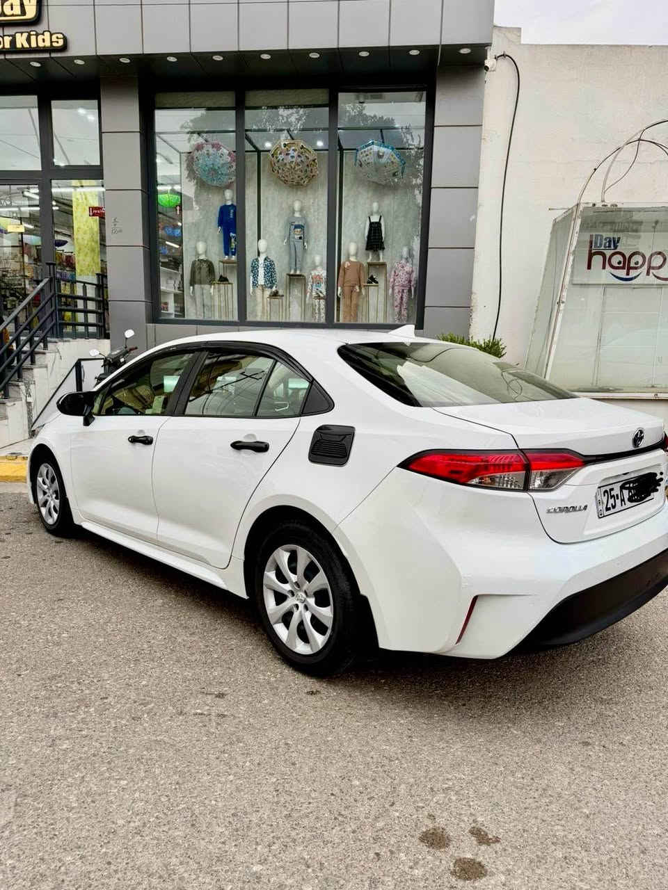 السلام عليكم 
كورلا هايبرد وارد امريكي كلين تايتل✅
موديل 2023 ✅
رقم كركوك الدولي سنويه جديده✅ 
بطاقه بنزين✅ 
مواصفات Le
Ev mode ،DRIVE MODEتحكمات استرين رادر امامي تحديد  مسار قياده ذاتيه ✅
مكينه(18) هايبرد وبنزين مرغوب✅
سياره اقتصاديه تفويله تمشي (900)كيلو او اكثر✅
ماشيه (72)الف ✅
ملاحظة 
سياره كلين بدون حادث ولا رصعه بجسمها ولا بارد✅
مكان سياره كركوك تسعين, سعر( 180)
ممتواجد بالفيس شراي يتصل للرقم *********** كركوك, العراق
