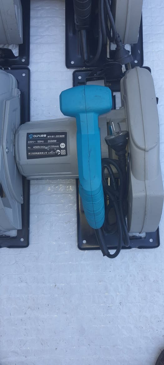 كترات حجم ١٠ انج بضاعه باله استراليا اصلي جديد غير مستعمل بدون كارتون موجود كميه للبيع ١٠ قطعه فقط للإستفسار الاتصال على الرقم *********** او على الخاص سعر المفرد ٧٥ الف والجملة كلهن شلع على الخاص
