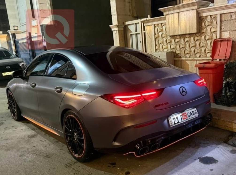 للبيع — Mercedes-Benz CLA C118 AMG Line – Edition 1 (Orange Art / Launch Edition) 2019

أول إصدار خاص نزل مع الجيل الجديد من CLA لسنة الإطلاق فقط،
نسخة محدودة صممتها مرسيدس لتعطي شكل وروح CLA45 AMG من المصنع مباشرة، وليس تعديل لاحق.

⸻

مميزات Edition 1 الأصلية
 • حزمة AMG كاملة خارجية
 • تفاصيل Orange Art البرتقالية الأصلية (خارج وداخل)
 • جنوط 19 إنج رياضية خاصة بالإصدار
 • Black Sport Package
 • شبك رياضي Diamond
 • ديفيوزر وجناح رياضي
 • مقاعد سبورت بخياطة برتقالية
 • إضاءة محيطية متعددة الألوان
 • تصميم أقرب لفئة AMG من حيث الشكل والهوية

⸻

الإضافات على السيارة
 • كت CLA45 AMG كامل
 • لون نفطي مطفي بلادي
 • حماية PPF
 • تضليل ألماني بلادي 87% خلفي (بموافقة رسمية) + 50% أمامي
 • الجامات الخلفية بلادي — رؤية واضحة من الداخل وعتمة كاملة من الخارج
 • صدر أمامي جديد أصلي مستورد من ألمانيا قبل شهرين
 • نظام تعليق هوائي (راحة أعلى من فئتها)

⸻

الحالة

المسافة: 110,000 كم

بشفافية:
 • ضربة مصبوغة باب السائق والباب الخلفي جهة السائق
 • الرفرف الخلفي جهة الراكب مرجّع BDR
(دون تأثير ميكانيكي)

مصروف على السيارة قرابة 4000$ بقطع أصلية مستوردة مباشرة من ألمانيا.

⸻

السعر: 29,000$
مجال بسيط للجادين فقط

سيارة تختلف عن نسخ CLA الاعتيادية، إصدار إطلاق محدود بهوية خاصة لمن يبحث عن نسخة مميزة وليست مجرد موديل

للتواصل

+964 770 810 2398


**إذا كنت صاحب هذا الإعلان وتريد حذفه لأي سبب، رجاءا أرسل رسالة إلى الدعم الفني**