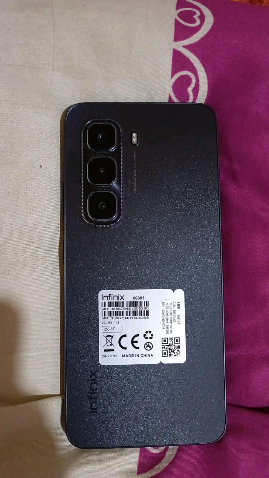 للبيع جهاز موبايل انفينيكس X6881 بحالة ممتازة. الجهاز يحتوي على مساحة تخزين 256 جيجابايت وكاميرا ثلاثية العدسة تمنحك صور بجودة عالية. الشاشة واضحة جداً وتعرض الألوان بشكل دقيق. الجهاز مصمم بشكل أنيق وعصري، ويعتبر خياراً ممتازاً للاستخدام اليومي أو الترفيه.