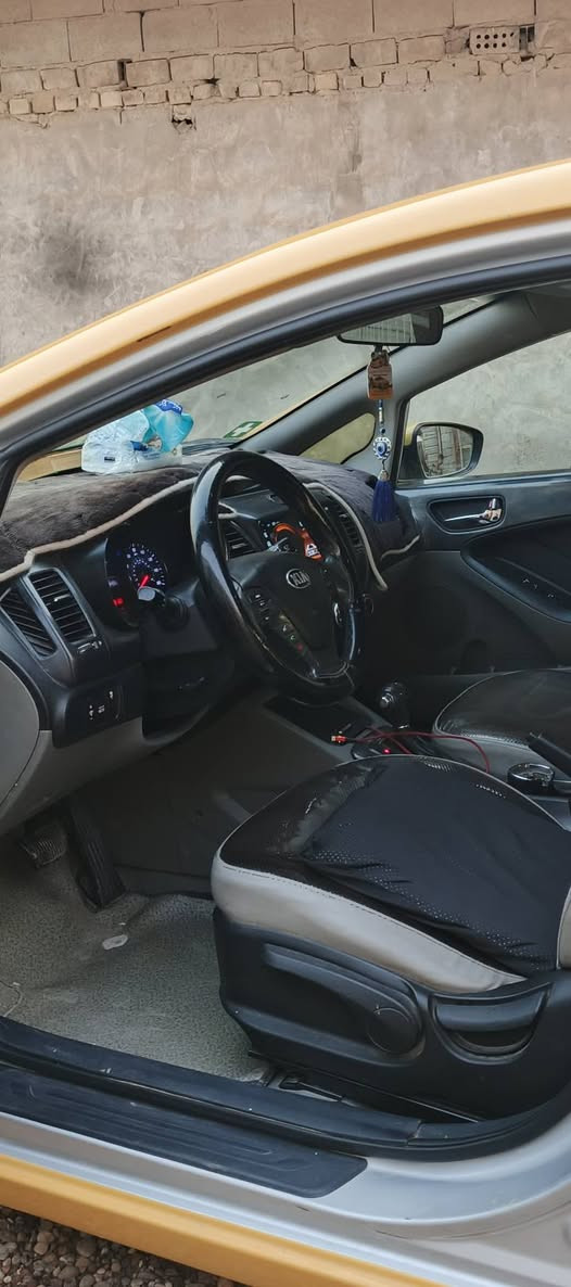 سلام عليكم كية فورتي موديل 15
سيارة وارد امريكي الحادث بس بلحافة مال الجاملق وحافد البنيد مكان السيارة بغداد المشتل شارع المدارس قرب التجارة السعر 110 مكلف بنأشر رقم الهاتف ***********
