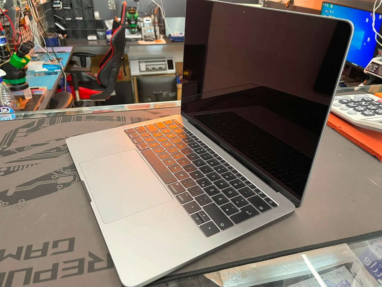 * **الموديل:** ماك بوك برو (١٣ بوصة، ٢٠١٧) |
MacBook Pro (13-inch, 2017)

 * **المعالج:** ٢.٣ جيجاهرتز ثنائي النواة (Dual-Core) إنتل i5

 * **الذاكرة العشوائية (الرام):** ٨ جيجابايت ٢١٣٣ ميجاهرتز LPDDR3

 * **كرت الشاشة (الرسوميات):** Intel Iris Plus Graphics 640 ١٥٣٦ ميجابايت 
 
* **سعة التخزين:** ٢٥٦ جيجابايت فلاش ميموري (SSD)

 * **عدد دورات الشحن (Cycle Count):**١٥٠ دورة (وهذا يعني أن صحة البطارية ممتازة جداً!)

550 ألف دينار


**إذا كنت صاحب هذا الإعلان وتريد حذفه لأي سبب، رجاءا أرسل رسالة إلى الدعم الفني**