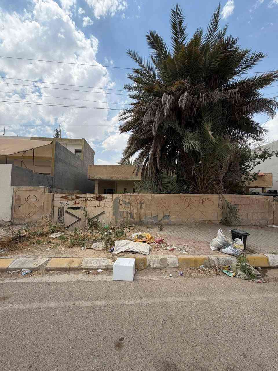 دار للبيع طابو صرف بناء قديم تفليش المساحة ٣٠٠م واجهة ١٢م على شارع عريض العنوان قادسية الثانية خلف غسل حجي ملاحظة يبيع كامل او نصف للإستفسار الاتصال على الرقم *********** او خاص
