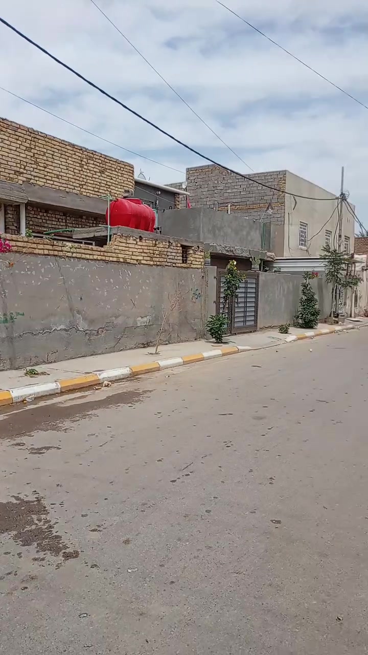 سلام عليكم بيت ركن عله شارعين تبليط المساحه 180 واقع حال 200 لقطعه مربعه غرفتين نوم 5×4 ستقبال 7×4 صاله 8×4 مطبخ 4×4
صحيات خارجيه داخليه العنوان شارع موسه المختار مقابل كراج جديد*********** ألعقار طابو صرف بناء 2021
