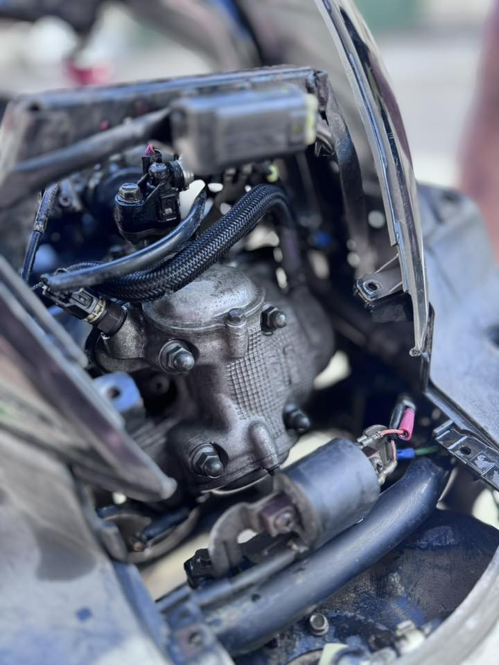 سلام عليكم شباب 
دراجه :سكنس فحل طلاعات كولد نوزل 
دراجه خير من الله دراجه شغاله مكينه وكهربائيت مكينه كفاله عامه من التنقيص والتبخير 
بيه نواقص 
1ترايش زوج 
2تايره الخلفي طاك انطيك واحد وياه جديد 
3راس ابلك 
4براغي صالنصه 
التزويد 
1صدر امامي Dyكرزي 
2جاملغ اماي رياضي اصلي 
3سلف رياضي 
4صالنصه رياضي 
مكاني بغداد شارع فلسطين 
الستفسار :*********** :ممتواجد خاص خابر وتدلل 
السعر 💸💵:700الف وبيه جال للشراي
