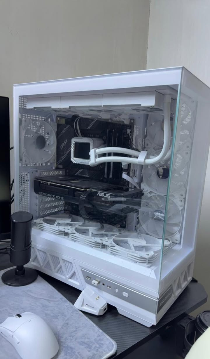 الوحش الأبيض Ultra-Gaming للبيع (كيس فقط) ⚪️🔥
الجهاز نظيف جداً (أخو الجديد) ومواصفاته من الفئة العليا، القطع كلها حديثة وأصلية حسب وصل الشراء:
✅ المعالج: Intel Core i5-14600KF (جيل 14)
✅ كرت الشاشة: ASUS PRIME RTX 5070 Ti 16GB OC
✅ اللوحة الأم: MSI B760 GAMING PLUS WIFI
✅ الرامات: G.Skill Trident Z 32GB 6000MHz DDR5
✅ التخزين: WD Black SN850X 1TB NVMe Gen4
✅ التبريد: 360mm Liquid (مع شاشة LCD لعرض الحرارة)
✅ مزود الطاقة: Segotep 850W 80+ Gold
✅ الكيس: Enkedo White (7 Fans ARGB)
📍 الموقع: بغداد - العامرية
💰 السعر: 2,800,000 دينار (وبي مجال بسيط للشراي الطيب)
📞 للتواصل واتساب: ***********
(أو مراسلة الخاص مباشرة)
#RTX5070Ti #DDR5 #GamingPC #Iraq #بغداد
