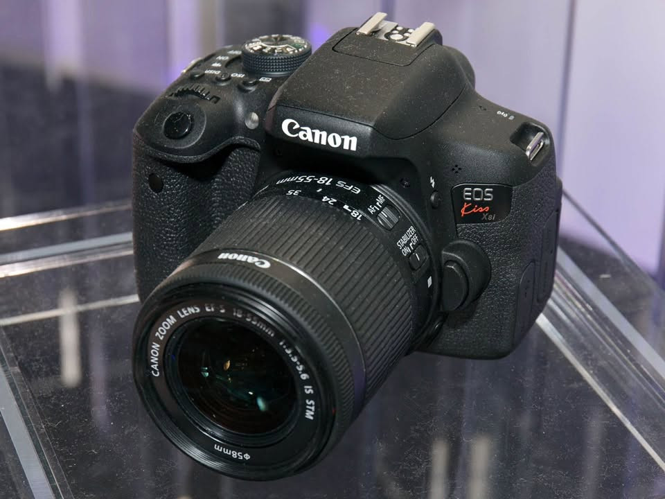 كانون D750 حديث شاشه لمس قلاب فيديو صور الدقه 4k مع بطاريه شاحنه وجنطه الكامره جديده لوك السعر 300 وبيه مجال بسيط مستعجل ع بيعته *********** واتساب واتصال
