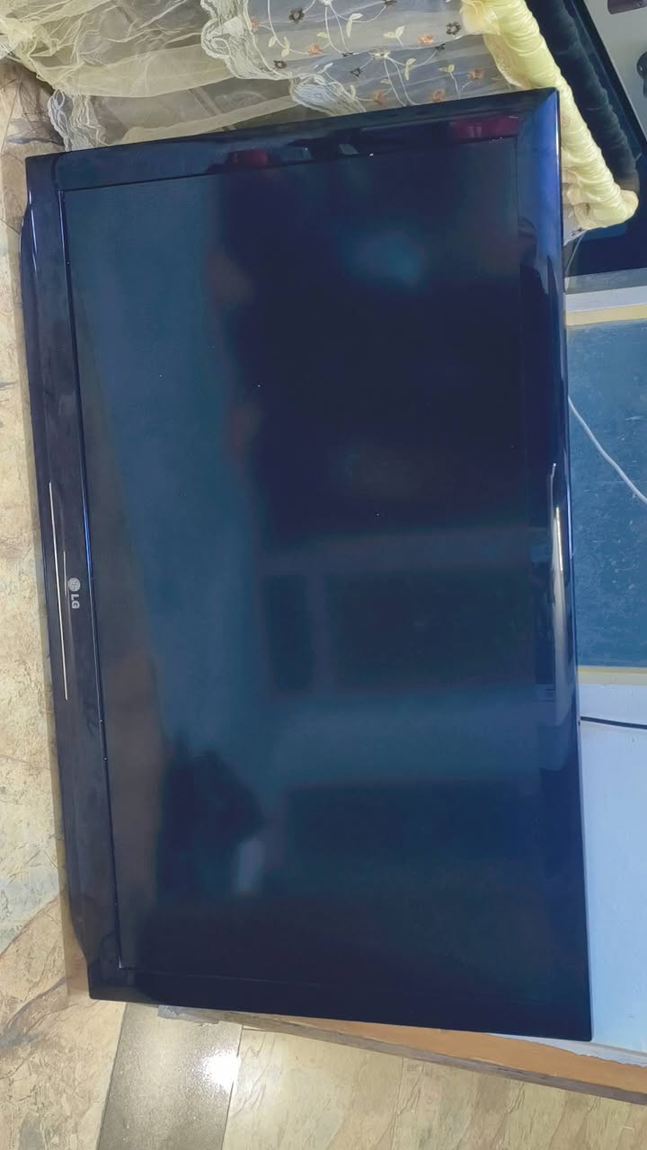 السلام عليكم شاشة نوع LGاصلي بدون نت حجم ٤٣ نظافة ٩٠%  السعر ١٣٠ عنوان بغداد البياع ***********
