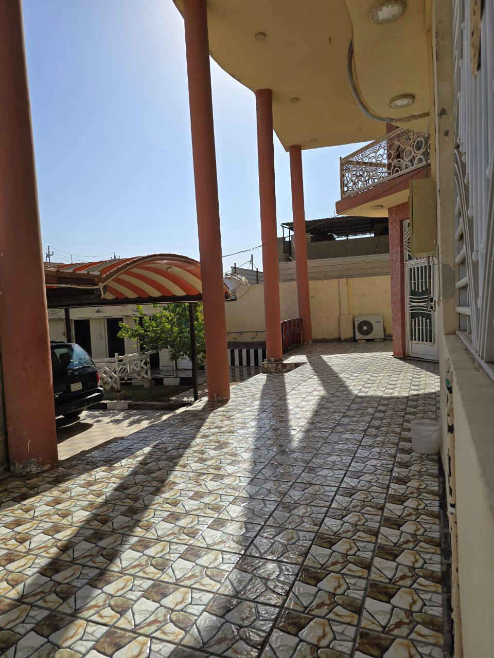 السلام عليكم بيت للبيع مساحه 900 متر البناء طابقين يحتوي علئ غرفتين بطابق الاول وغرفه بطابق الثاني  نوع العقار سند 25 زراعي العنوان الحله (الدبله) قرب شارع مركز الشرطه للاستفسار الاتصال على الرقم ***********
