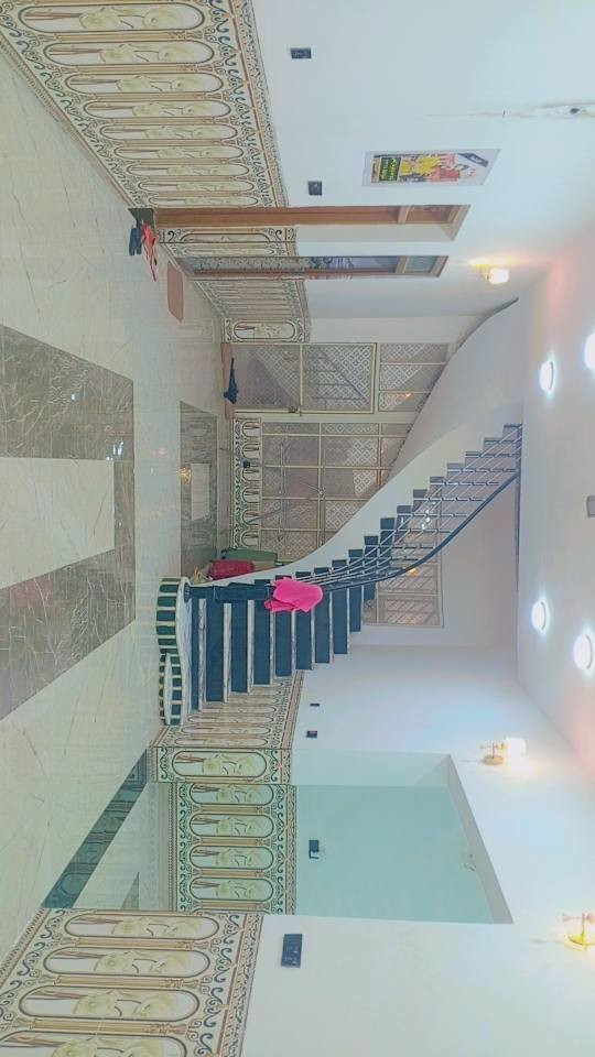 بيت للبيع طابو زراعي الموقع الديوانية التقية الثالثة نزلة مجمع الروان شارع 40 
البيت 500 متر 
البناء تقريبا 300 
بناء درجة اولى 
البيت طابقين 
الطابق الارضي يحتوي على ٢ غرف نوم مع مجمع صحي كامل ومطبخ حار بارد كبير وصالات عدد ٢ كبار واستقبال ومدخل الطابق الاول يحتوي على ٣ غرف نوم مع صالة كبيرة ومجمع صحي كامل ومطبخ ويحتوي على سطحين كبار وايضا طارمه وحديقه كما موضح بالصور 
للاستفسار الاتصال على الرقم ***********
