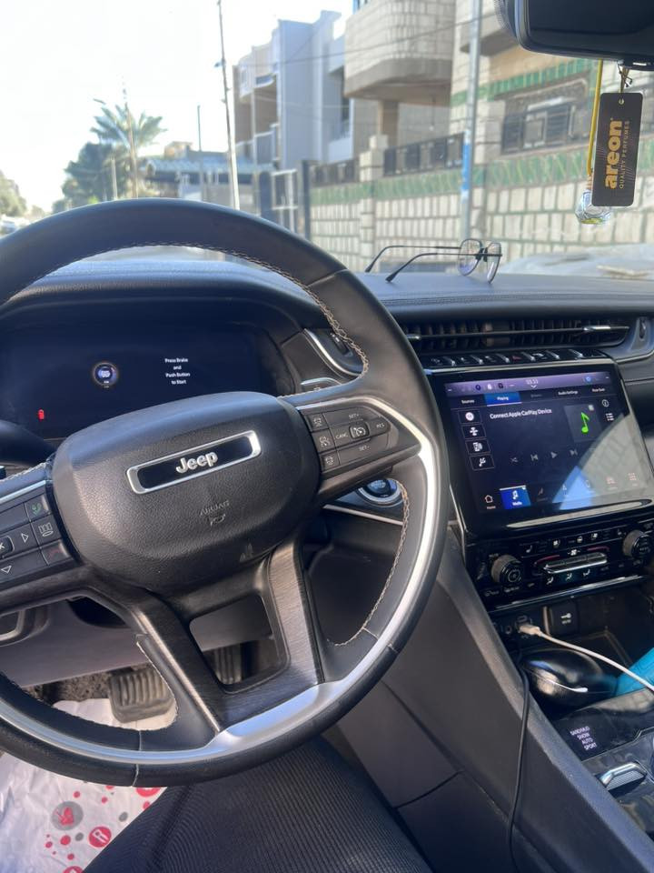 🚗 للبيع: جيب شيروكي ليمتد 2023
📍 مكان السيارة: بغداد 
📞 للتواصل: ***********
💰 السعر: 230 ورقة – قابل للتفاوض
📊 المسافة المقطوعة: 23 مايل فقط
🛠️ المحرك: 6 سلندر – 3600cc

⚙️ المواصفات (فئة ليميتد):
• مقاعد جلدية فاخرة
• مقاعد أمامية وخلفية قابلة للتدفئة
• فتحة سقف بانورامية
• 7 مقاعد
• نظام دفع رباعي (4WD)
• تشغيل عن بُعد
• بصمة تشغيل
• بصمة أبواب
• شاشة وسطية كبيرة تدعمApple CarPlay
و Android Auto
• كاميرا 360 درجة
• باب خلفي كهربائي
• مصابيح LED أمامية وخلفية + أضواء ضباب
• مرايا جانبية كهربائية + نوافذ كهربائية بالكامل
• مقاعد فخمة 
• ناقل حركة ماوس 
‎شاشات عدد ٣ 
كامره عدد ٣ 
وبعد هواي مواصفات 

⚠️ أضرار السيارة:
ابيع السياره حزام بدون لغود وشواصي حادث سطحي
