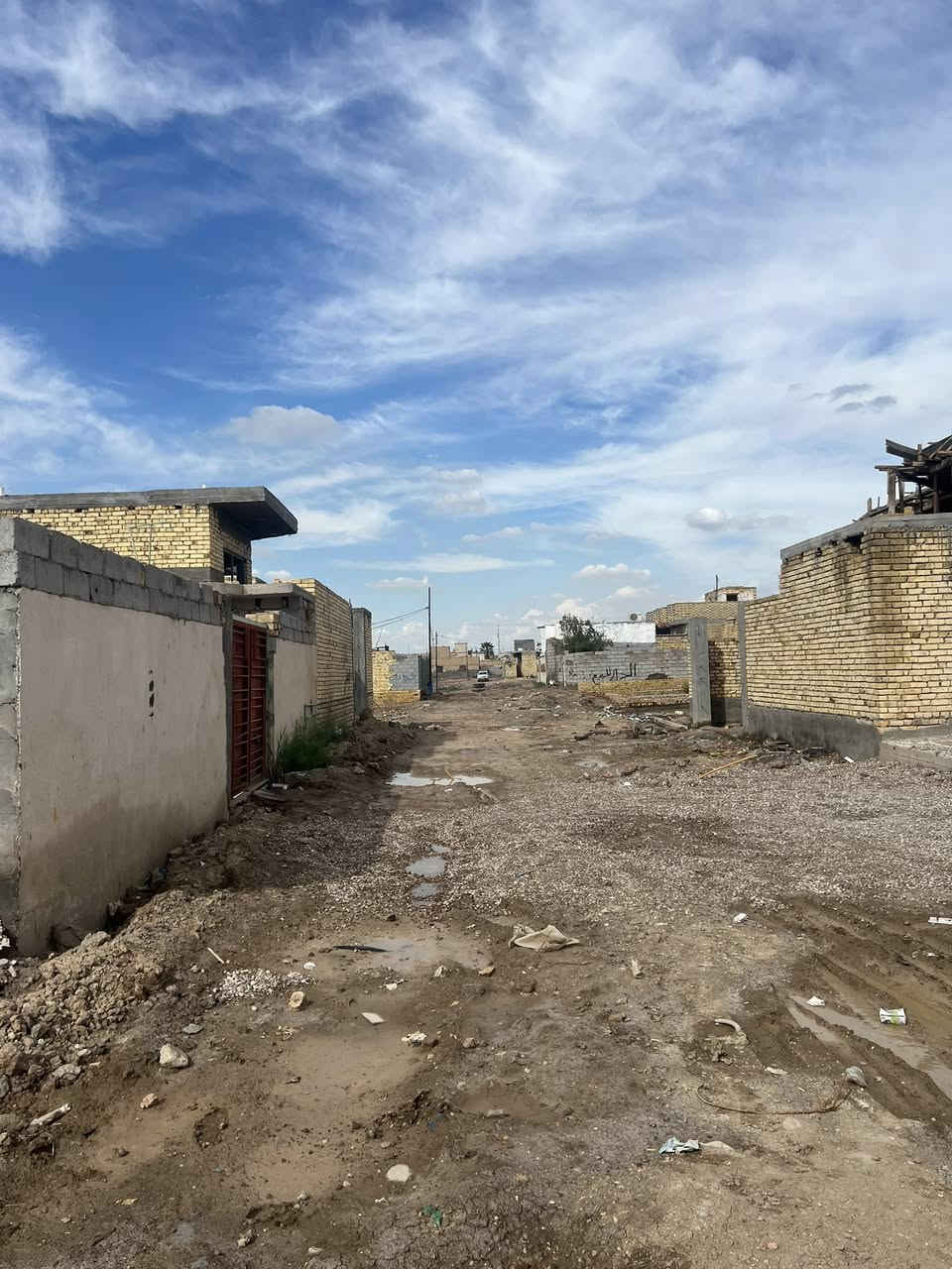 قطعة ارض زراعي 200 متر
صايره بين بيتين
مدفونة وجاهزه للبناء
مجاري وماي بالباب

مجمع الرفاه
قرب مدرسة الايتام  

السعر 6 ونص 
***********
