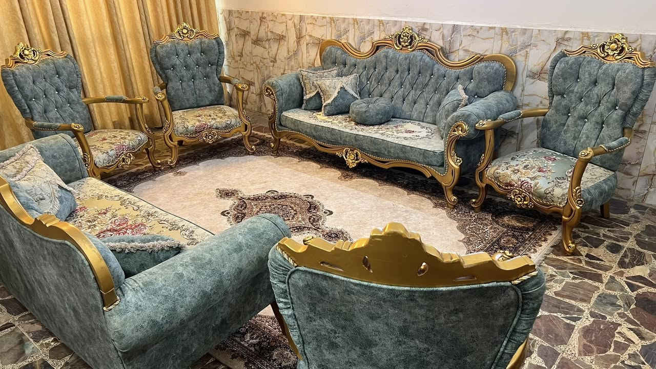 تخم تركي خشب زان عشر مقاعد نظيف جداً السعر ٨٥٠ مكانه المنصور ***********
