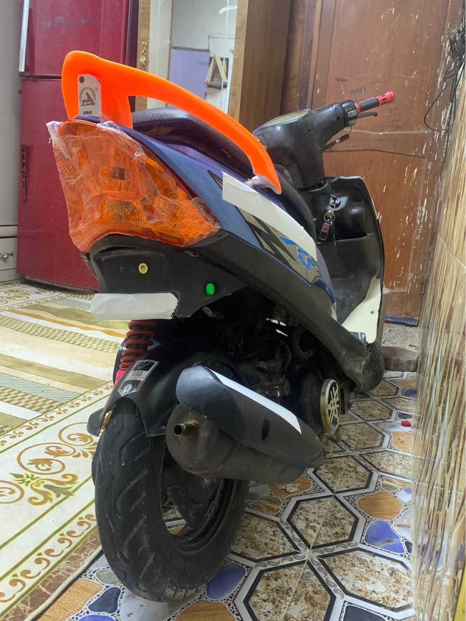 سلام عليكم شباب ماكس عدله فقط مبدل ولفات وشغل مضبوط وكم قوي ولايت زنون مال جارجر 
الصبح هندر واحد والسلف باتري كاعد معدل حلو 
سعرها ب 750 وبيها مجال قليل شتريتها رمبه عنواني بصره زبير  رقمي *********** مامتواجد فيس فقط واتساب Singapore
