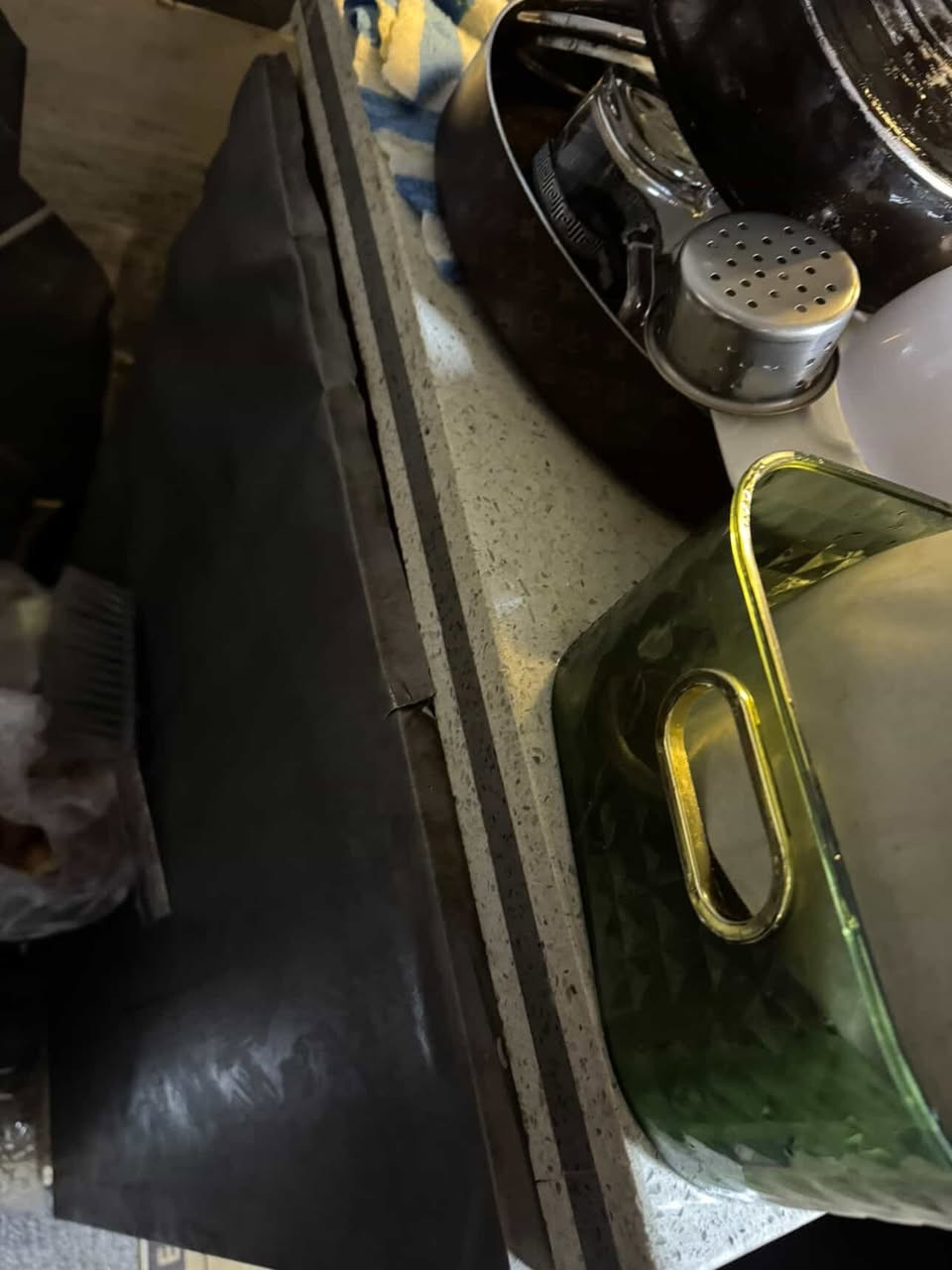 سلام عليكم كاونتر ام دي إف داخل وخارج الأسطح كوارتز والسنك سل إستيل وعيوب موضح بصوره مترتين وعشره سعره ٥٠٠ وبي مجال


**إذا كنت صاحب هذا الإعلان وتريد حذفه لأي سبب، رجاءا أرسل رسالة إلى الدعم الفني**