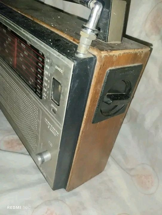 راديو سيلينا روسي الصنع 8 موجات مع fm يعمل كهرباء 🔌 وبطاريات🔋 حالة متوسطة ينقصهه بعض الإصلاح


**إذا كنت صاحب هذا الإعلان وتريد حذفه لأي سبب، رجاءا أرسل رسالة إلى الدعم الفني**
