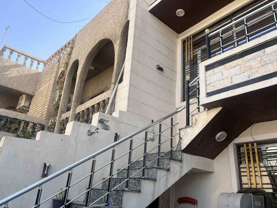 بيت حديث جدا للبيع 100 متر ثلاث طوابق بناء طابوق درجة أولى   
العنوان الدورة مدخل شارع ٦٠    
يحتوي البيت ع ٣ طوابق كاملة  مع بيتونة ومخزن فوق الطابق الثالث 
4 غرف نوم 
غرفة نوم طفل 
حمامات عدد ٢ 
استقبال 
صالة ومطبخ  ومناور 

للاستفسار  ***********
