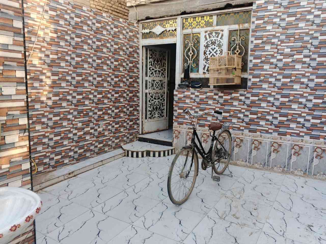 بيت طابو صرف مساحه 200 غرفتين وصاله ومطبخ وديوانيه وصحيات وساحه جبيره وحديقه لبيت حديث بناء طابوك رباط سوق الشيوخ الحي العسكري قرب مدرسه نهاوند موقع حلو وخدمات كامله راح اصير تبليط سعر 63
وبي مجال ***********
