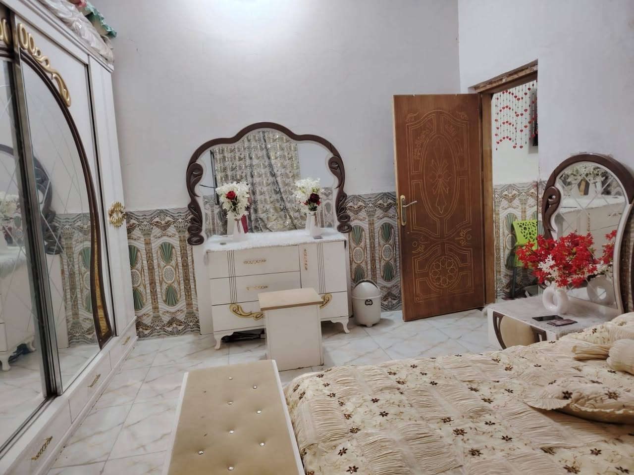 السلام عليكم طابو للبيع 125م الطابق الارضي ستقبال مطبخ صاله غرفه صحيات خارجيه حمام داخلي الطابق الثاني غرفتين وصاله ايضا يوجد برج انترنت فوق البيت كافة الخدمات متوفره  العنوان طريق المشايه فرع صيدلية صحتي
للاستفسار الاتصال على ***********
