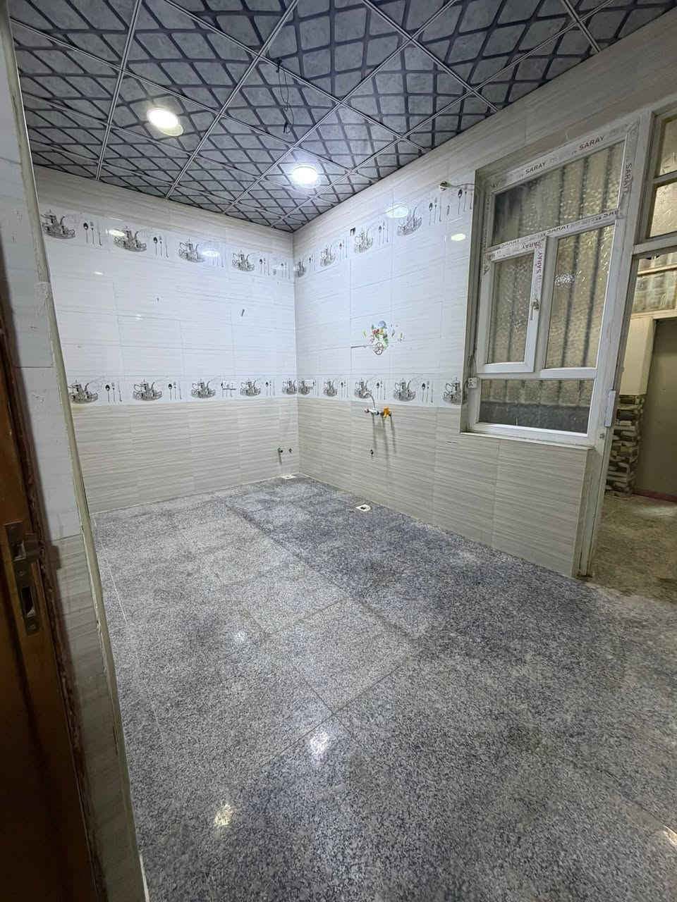 مشتمل أرضي للأيجار ام الخيل الثانية قرب حضر موت سعر الايجار 350 الف بي غرفتين وصالة ومطبخ *********** مكتب المحنه
