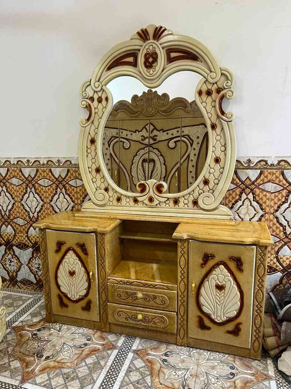 غرفه نجاره ام السته نضيفه كلش سعر 650 وبيه مجال عنوان سوك الشيوخ حي العسكري رقم ***********

