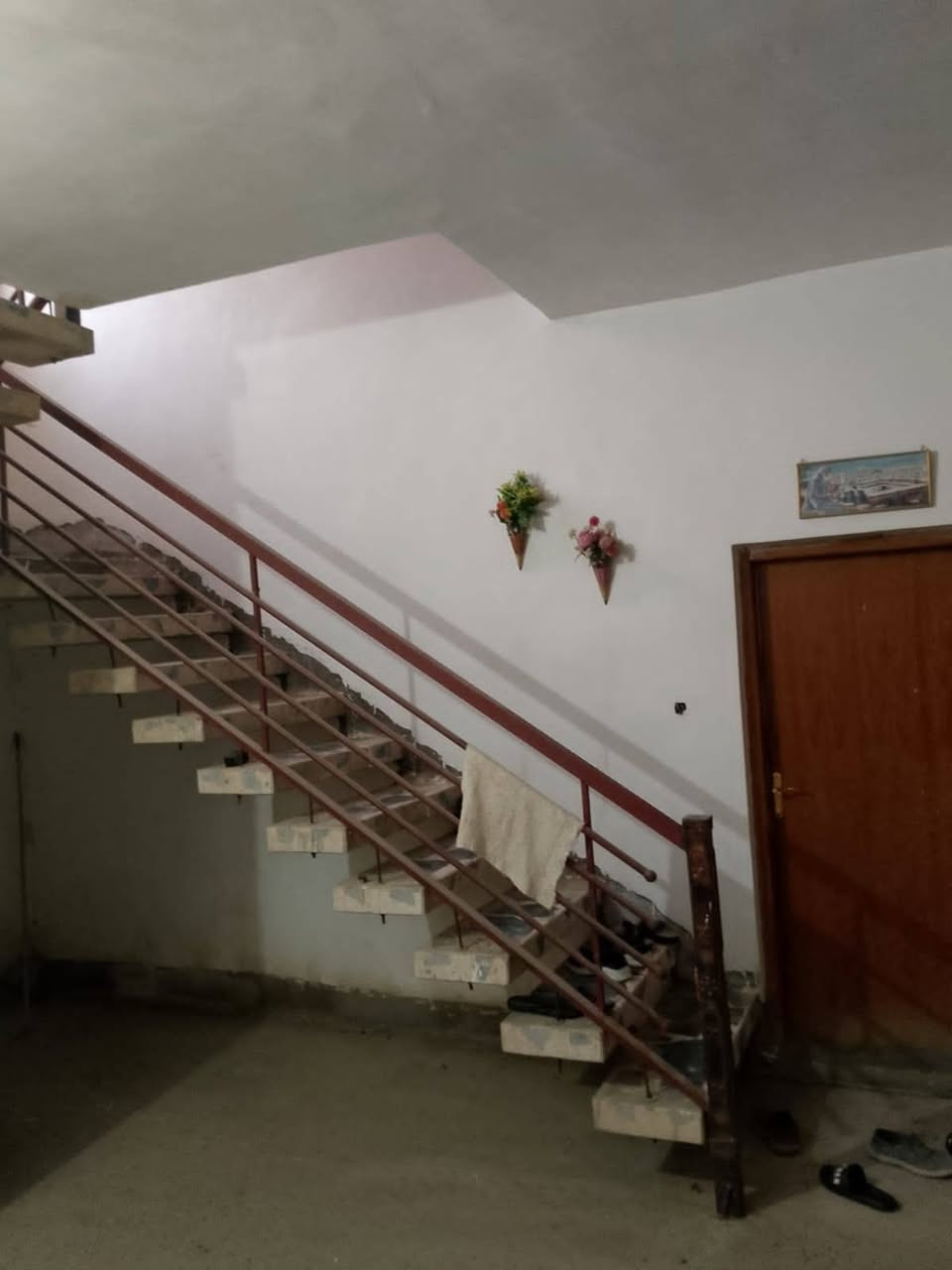 🏠 للبيع – بيت سكني
📐 المساحة: 250 متر
📃 السند: 25 زراعي
🧱 يتكون من:
• مطبخ
• صحيات
• عدد (2) غرفة نوم
• هول
📍 الموقع:
المصلحية – بداية طريق سامي السلمان من جهة اليمين
📌 قريب جداً من الشارع الرئيسي
💰 السعر المطلوب: 90 مليون دينار عراقي
🔄 قابل للتفاوض (بي مجال)
📞 للاستفسار الاتصال على:
📲 ***********
📲 ***********
🏢 أو مراجعة مقر المكتب:
العبايجي – المصلحية – مقابل شارع البحطاب
