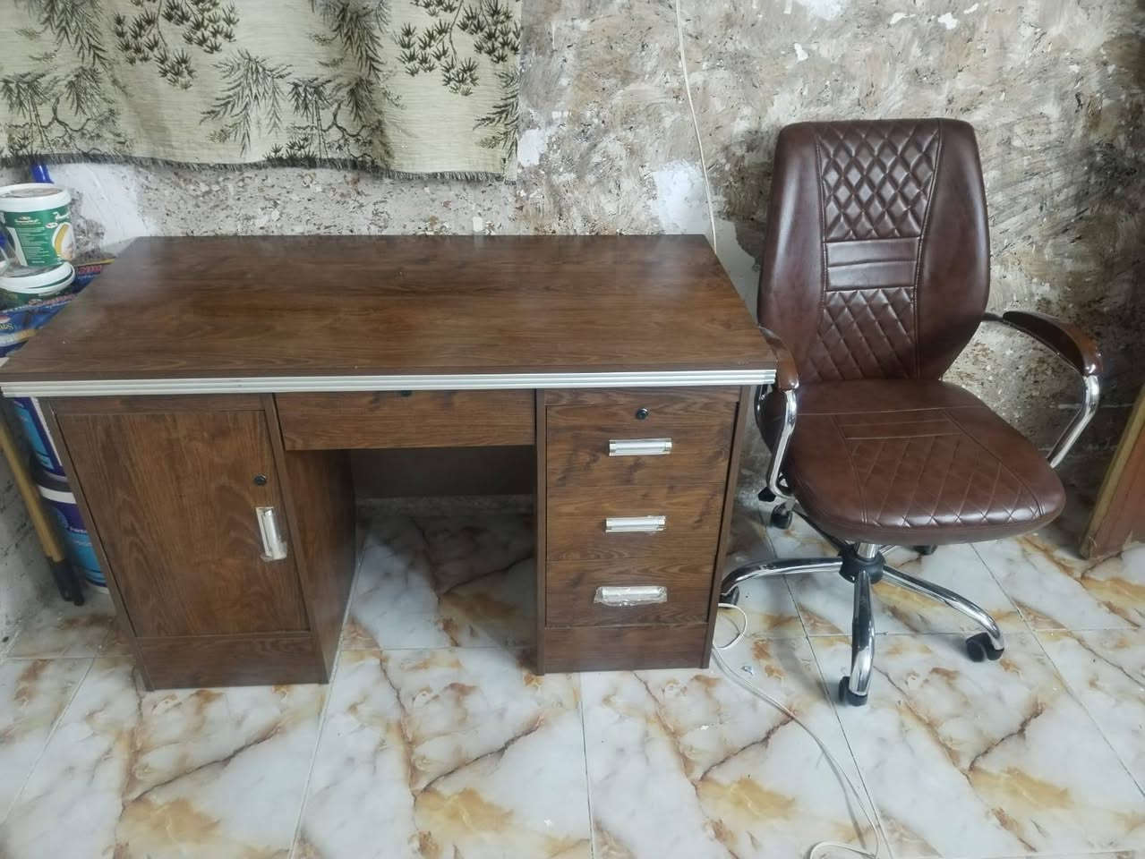 السلام عليكم ميز مكتبي جديد مع كرسي متحرك طبي السعر ١٩٠ الف وبيهن مجال بسيط***********
