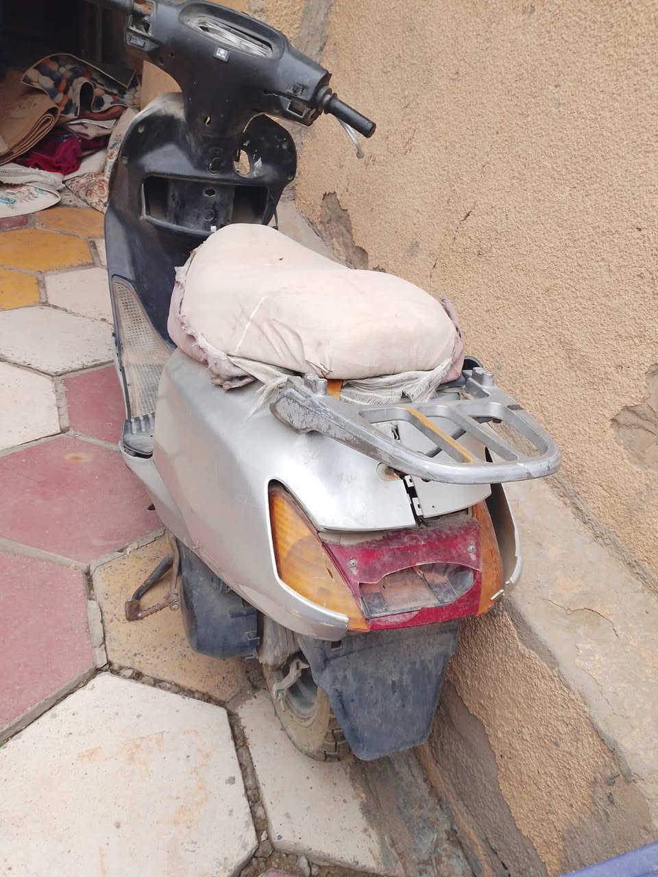السلام عليكم.. دراجة هوندا سبيسي.. على وضعها للبيع... بحاجة الى صيانة وتجفيت.... حط سعر معقول واخذها... ***********

