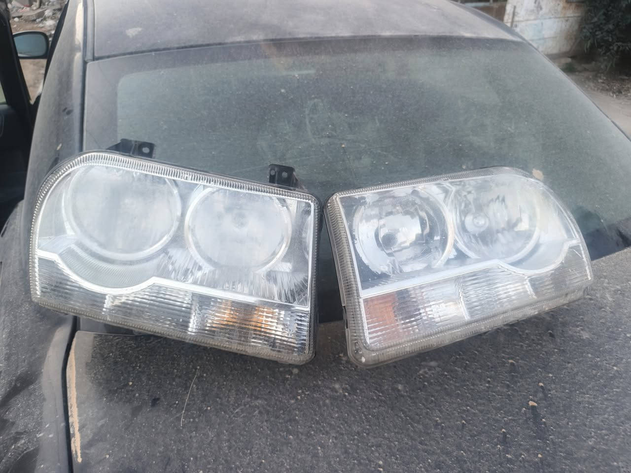 سلام عليكم لايتات ٢٠١٠ملات كصة واحد بيهن مكسورة شوية القاعدة السعر ١٠٠مكاني كربلاء ***********
