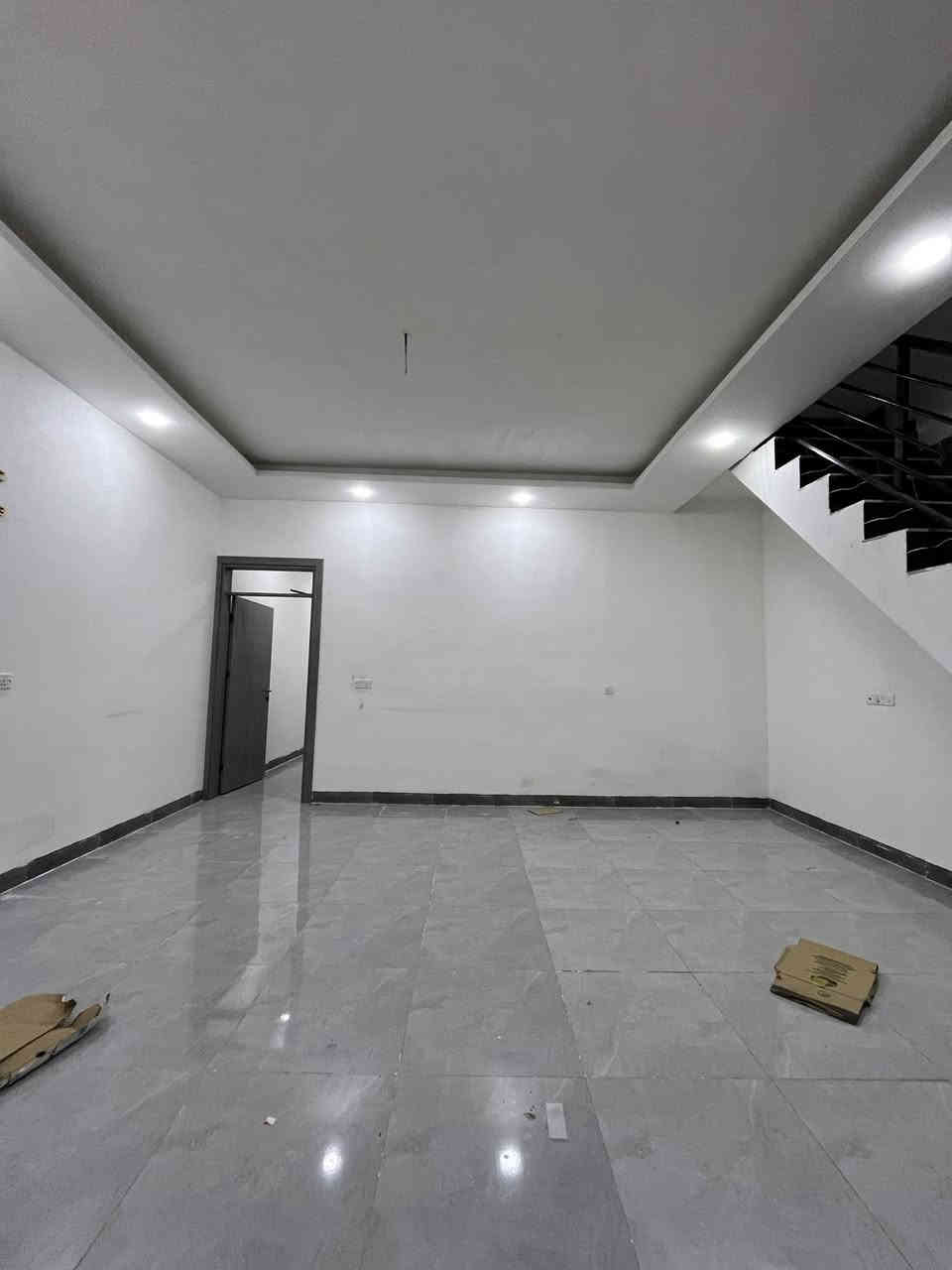 للإيجار - شقة 👍

*المواصفات:*
- *المساحة:* ١٥٠ متر مربع 🏠
- *البناء:* حديث 🔝

*التفاصيل:*
- هول 🏠
- استقبال 👥
- مطبخ 🍳
- غرفتين نوم 🛏️
- صحيات 🚽
- بيتونه 🌟
- سطح 🌞

*للمزيد من المعلومات:*
- *الاتصال على:* *********** أو *********** 📞
- *عنوان المكتب:* حي البكر، سايدين الكنيسة، مجاور معهد النجاح، عقارات أرض الملوك 📍
