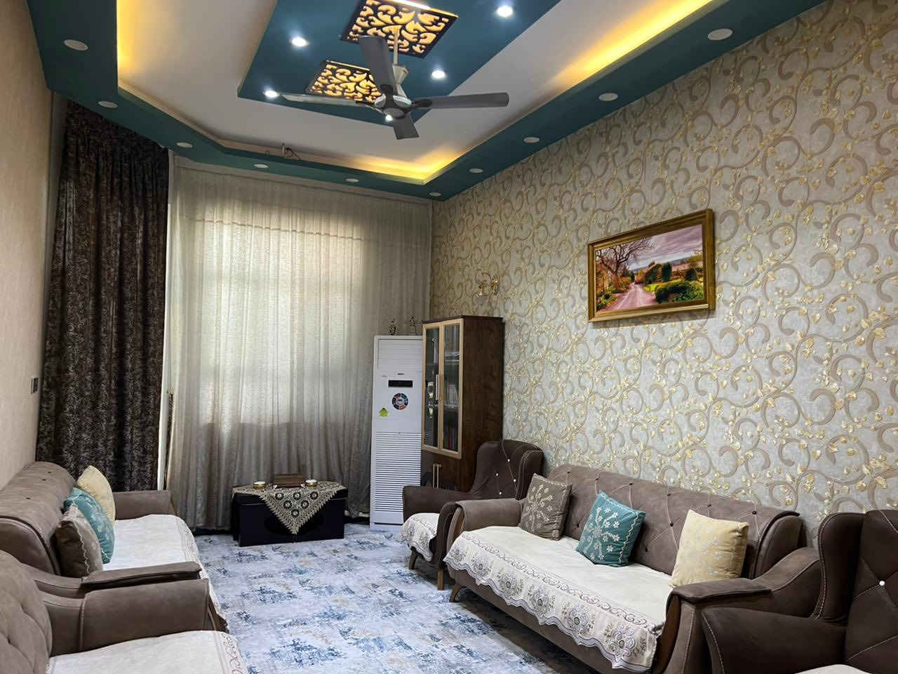السلام عليكم
بيت طابق ارضي في القبله حي المهندسين قرب شارع المقيمين المساحه ١٥٠م محتوياته غرفتين وستقبال وصاله ومطبخ وصحيات 
السعر ٢٤٥ قابل للتفاوض 
للاستفسار:***********
