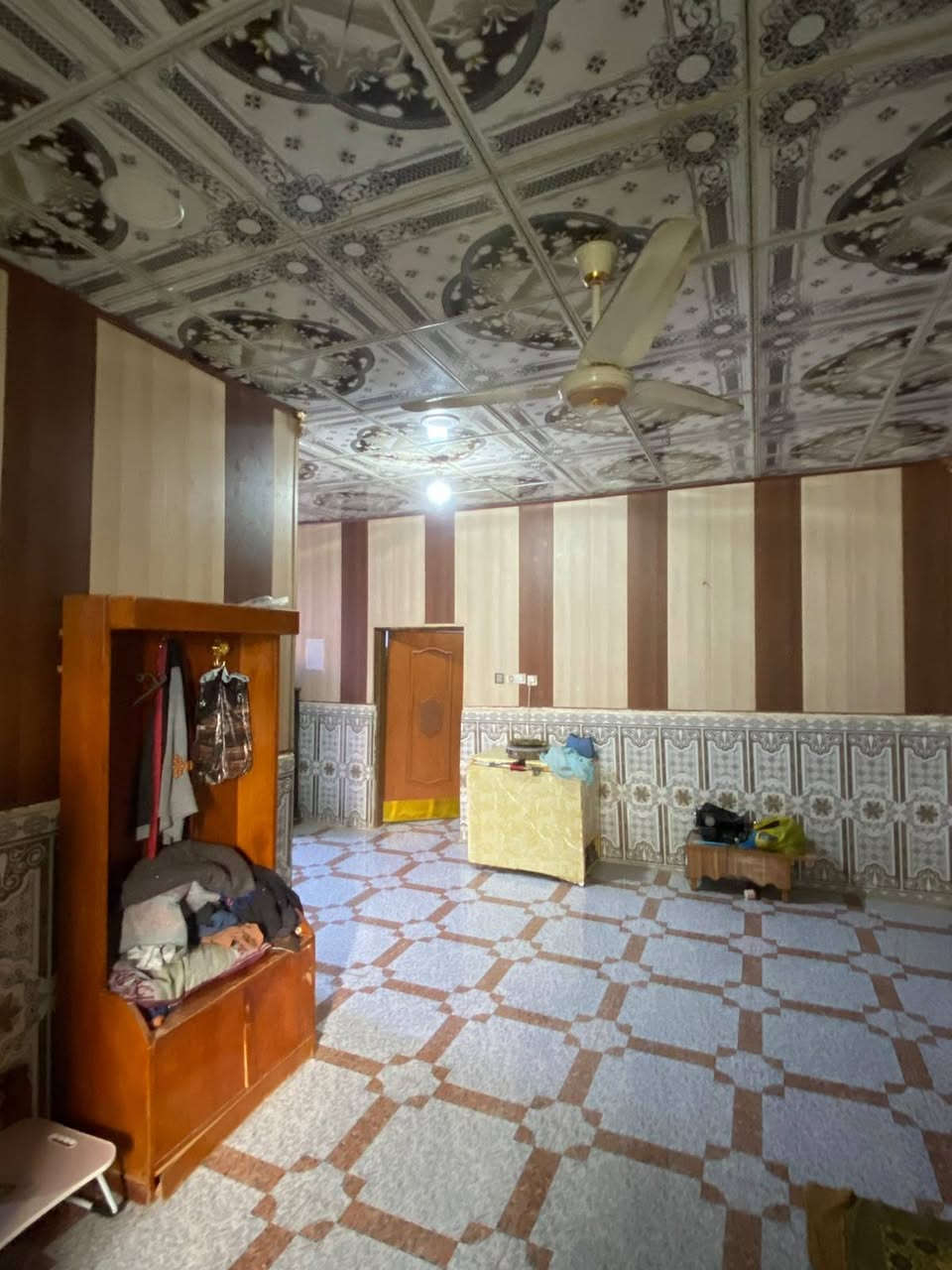 السلام عليكم مزرعة للبيع بسعر البيت البيها،، المزرعة مساحتها ٧دوانم بيها بيت جاهز السكن ٤غرف مع ديوان خارجي ١٤ متر مع الصحيات وتحتوي على نخيل أصناف متنوعه من البرحي والساير والخضراي مع ارتوازي ماء حلو قريبه على كافة الخدمات من مدرسه وسوك ومجمع طبي سعرها 80 تواصل مع هذا الرقم ***********
