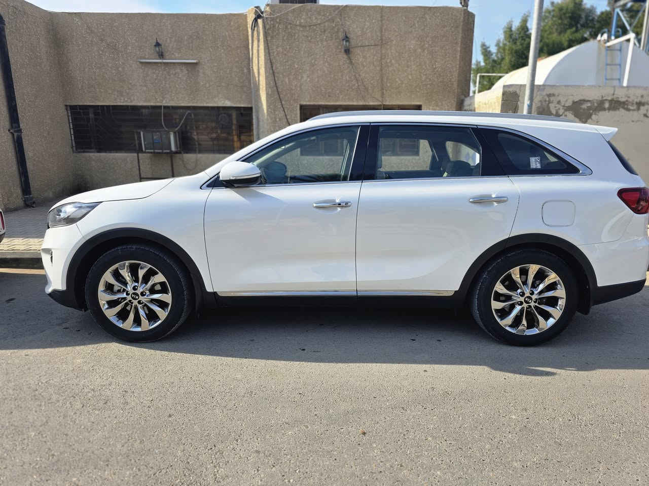 السلام عليكم
 سورنتو خليجي موديل2020
رقم واسط 
 بارد بسيط بالجنطة  

■ محرك 6 سلندر 
■سبعة راكب 
■بصمة تشغيل و بصمة ابواب
■شاشة كبيرة
■كاميرا خلفية 
■حساس امامي
■حساس خلفي
■تبريد ثلاث قطع 
■كراسي كهربائي امامي
■بردات خلفية 
■مري شفط
■اشاير بالمري
■اناره ترحيب 
■لد امامي بلادي 
■ويل كروم 
■درايف مود ايكو سبورت و نورمال و سمارت 
■تحكم ستيرن ماشيه 89000 حقيقي 
العنوان واسط/الكوت
السيارة بأسمي 
السنوية جديدة
♡ مشروع وطني
 السعر 270$  
***********
