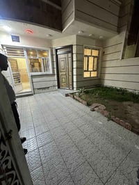 دار للإيجار ارضي يحتوي على (ثلاث غرف نوم )مع صاله ومطبخ وخدمات عدد ٢ م...