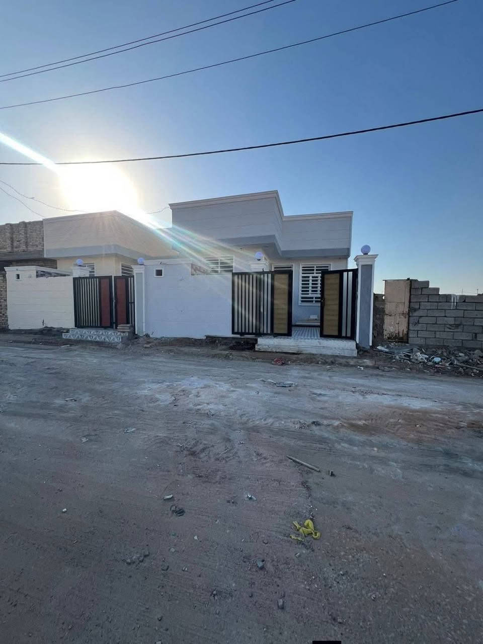 يا الله اليوم عندي عرض كلش مرتب
بيت 🏡 مساحه ١٥٠م على شارع عام 
يحتوي على ٢غرفه نوم 
وصاله وحمامات داخليه وخارجيه واستقبال 
وكراج شي مرتب بعد ستوه كامل على اخر حبه 
الموقع 
عرصات الحاج حيدر حجي هندي قرب مولده نصير حول الخصيمه الاستفسار اكثر الاتصال على الارقام التاليه 
***********
