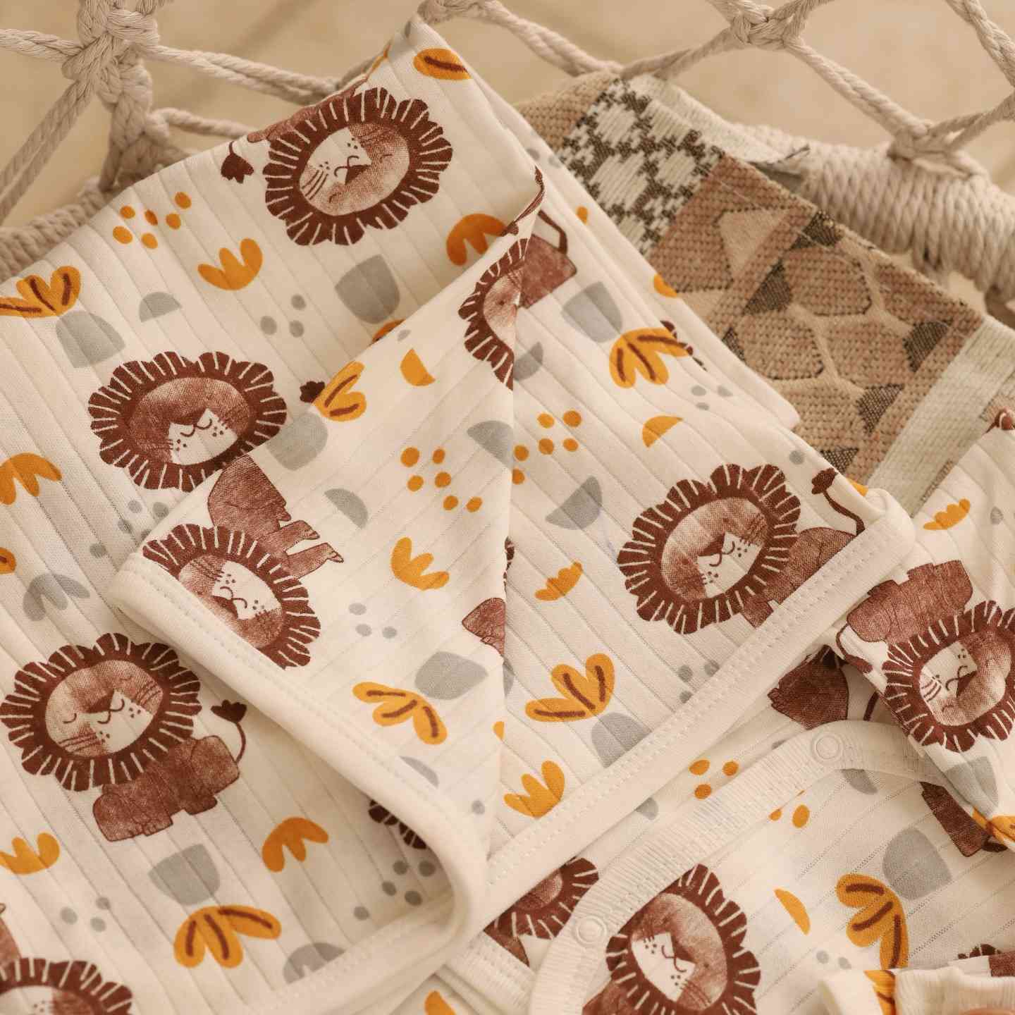 سيت قطني ناعم مؤلف من سبع قطع                                     القياسات المتوفرة من عمر (يوم-سنة)                                 يوجد توصيل لجميع محافظات العراق                                   السعر 23.000                                                    للإستفسار ***********#اطفال #ملابس #شتوي #ناعمة #ترند
